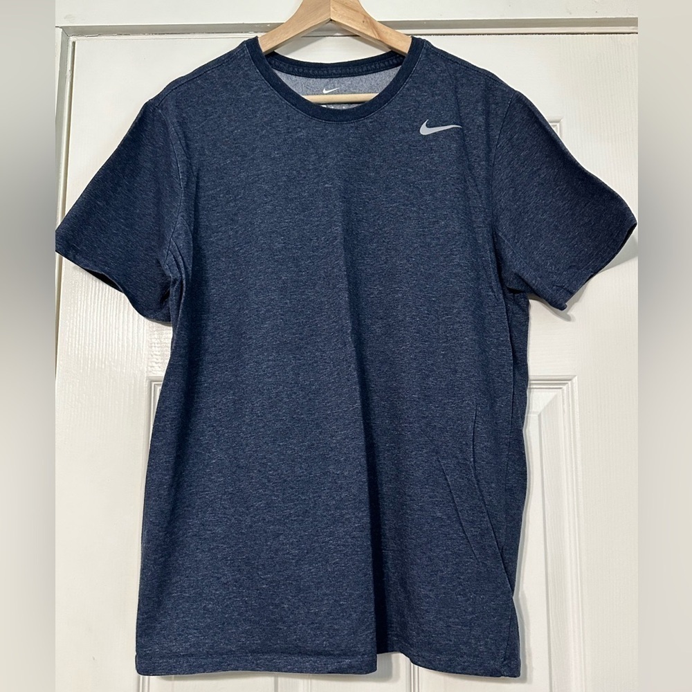 EUC Men’s Nike dri fit t shirt-large- navy blue